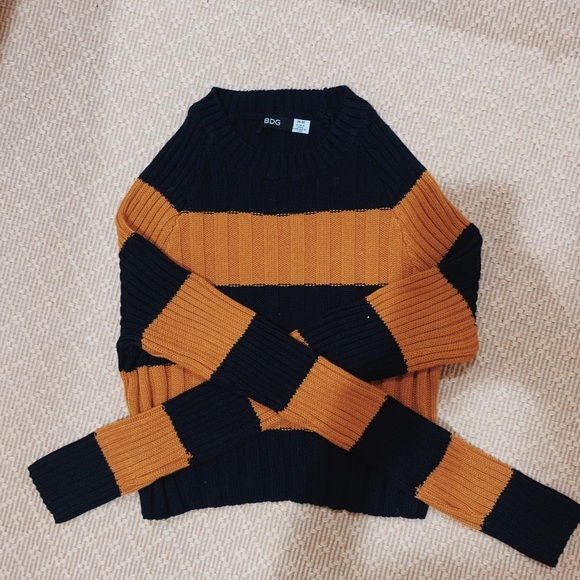 BDG Cropped Sweater - Picture 3 of 4